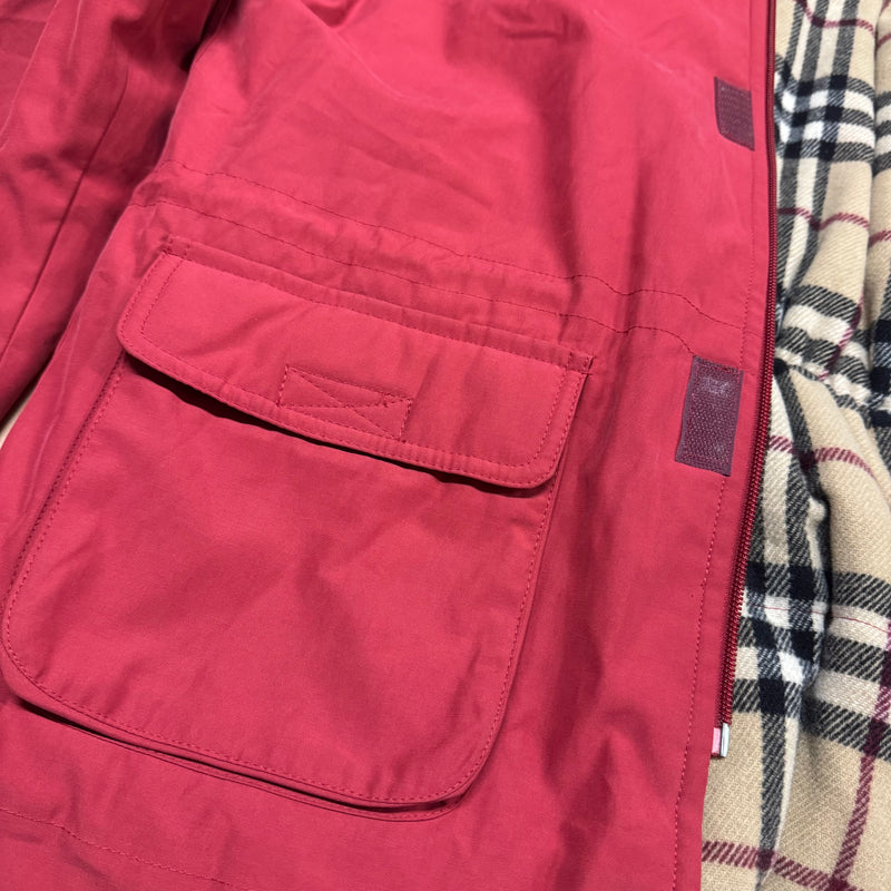 Detailansicht: Sourced limited accessories and clothes Burberry London vintage red authentic jacket – Logo, Nähte oder Material