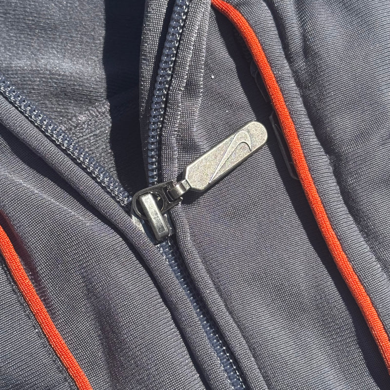 Detailansicht: Sourced limited accessories and clothes Nike 00s streetwear track jacket grey – Logo, Nähte oder Material