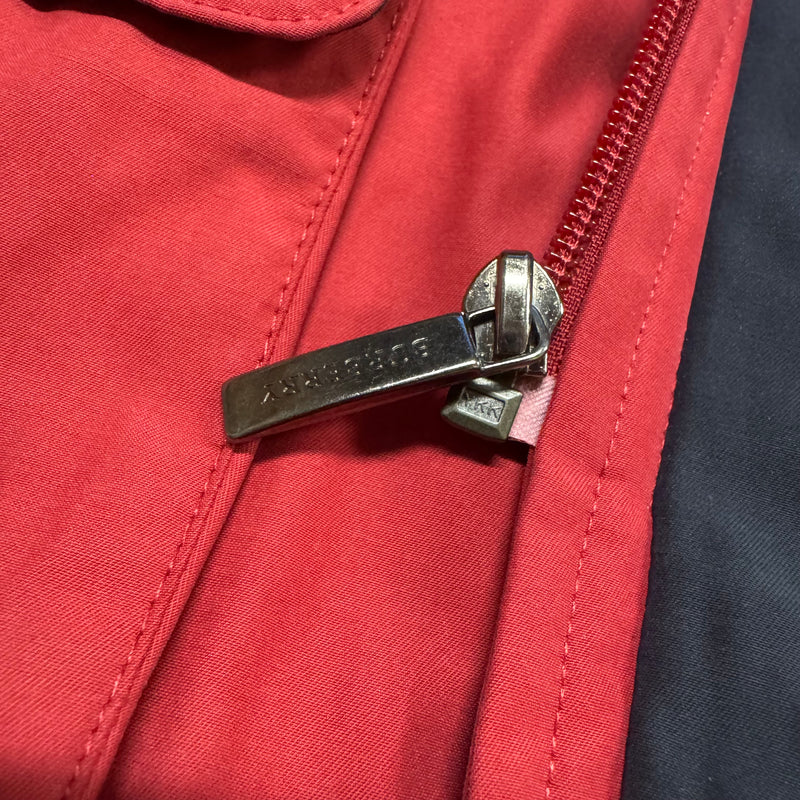 Detailansicht: Sourced limited accessories and clothes Burberry London vintage red authentic jacket – Logo, Nähte oder Material