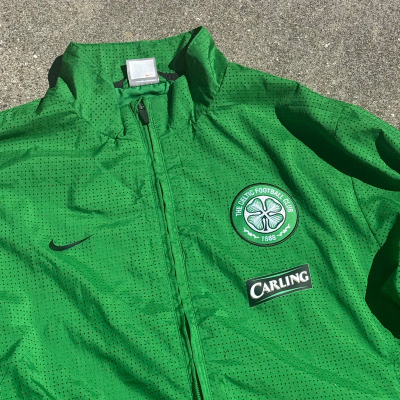Detailansicht: Sourced limited accessories and clothes Nike Celtics FC green sports track jacket – Logo, Nähte oder Material