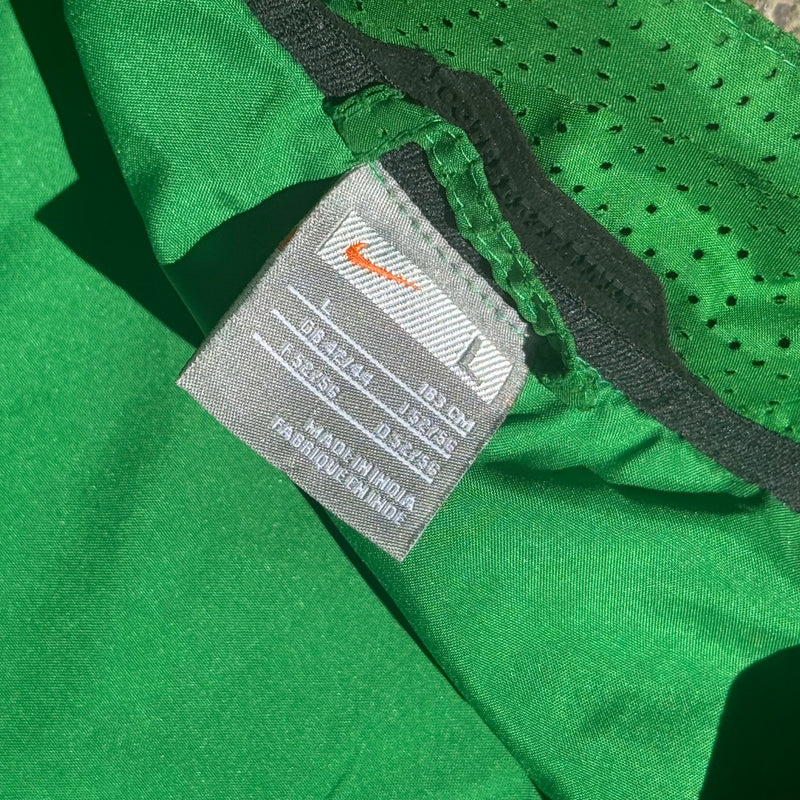 Detailansicht: Sourced limited accessories and clothes Nike Celtics FC green sports track jacket – Logo, Nähte oder Material