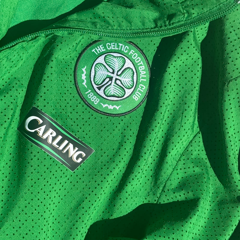 Detailansicht: Sourced limited accessories and clothes Nike Celtics FC green sports track jacket – Logo, Nähte oder Material