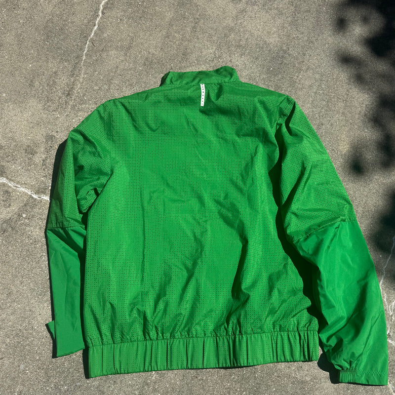 Detailansicht: Sourced limited accessories and clothes Nike Celtics FC green sports track jacket – Logo, Nähte oder Material