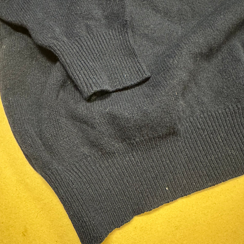 Detailansicht: Sourced limited accessories and clothes Yves Saint Laurent vintage lambswool sweatshirt – Logo, Nähte oder Material