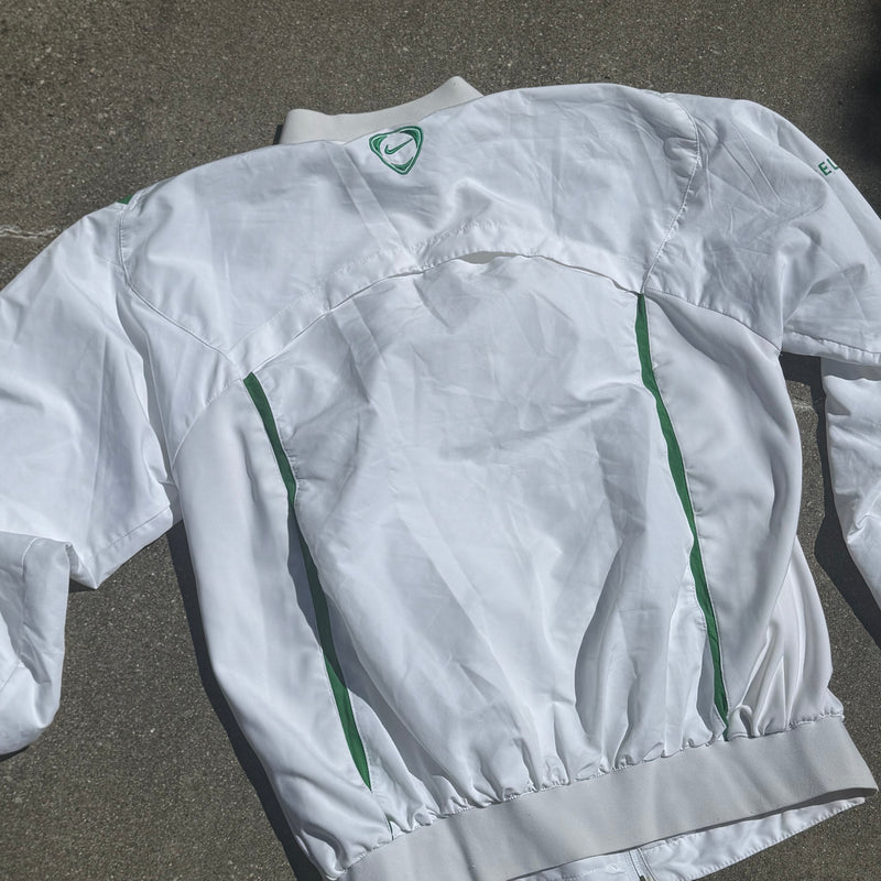 Detailansicht: Sourced limited accessories and clothes Nike Celtics FC white sports track jacket – Logo, Nähte oder Material