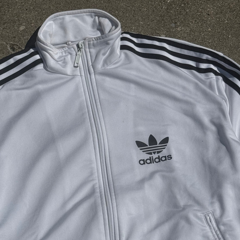 Detailansicht: Sourced limited accessories and clothes Adidas Y2K retro white track jacket – Logo, Nähte oder Material