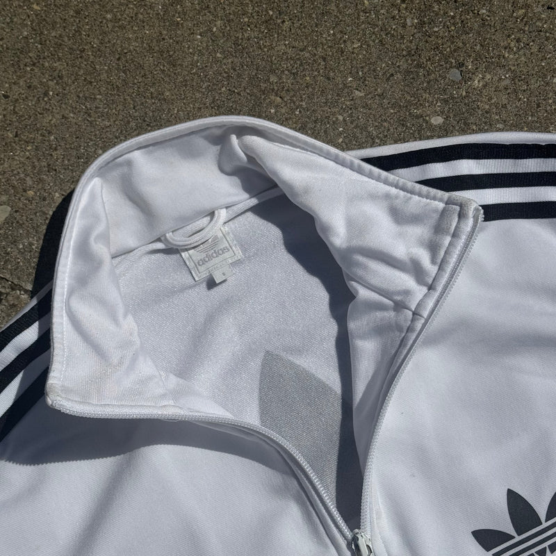 Detailansicht: Sourced limited accessories and clothes Adidas Y2K retro white track jacket – Logo, Nähte oder Material