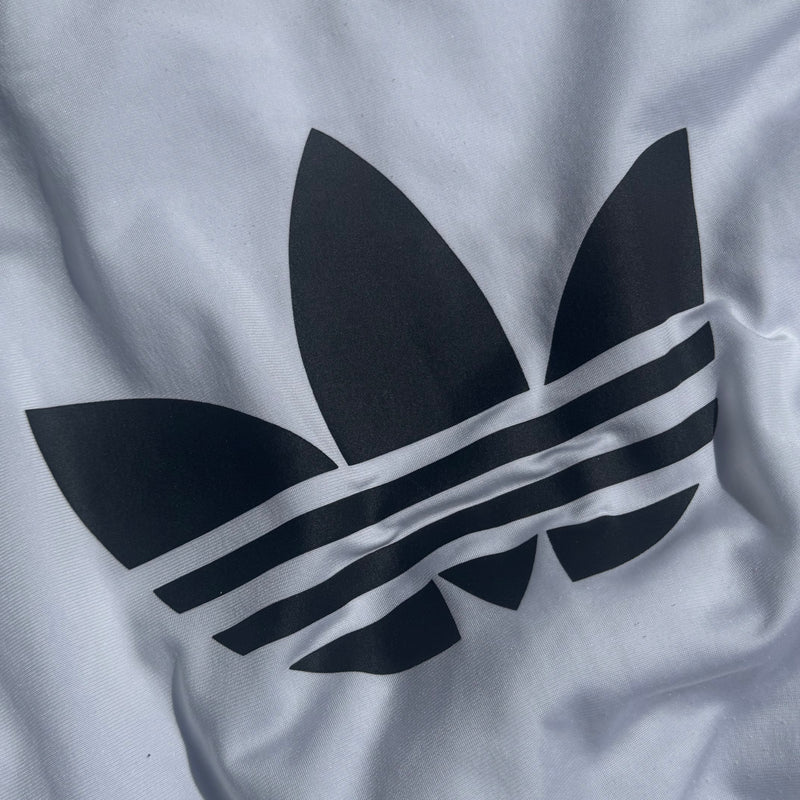 Detailansicht: Sourced limited accessories and clothes Adidas Y2K retro white track jacket – Logo, Nähte oder Material