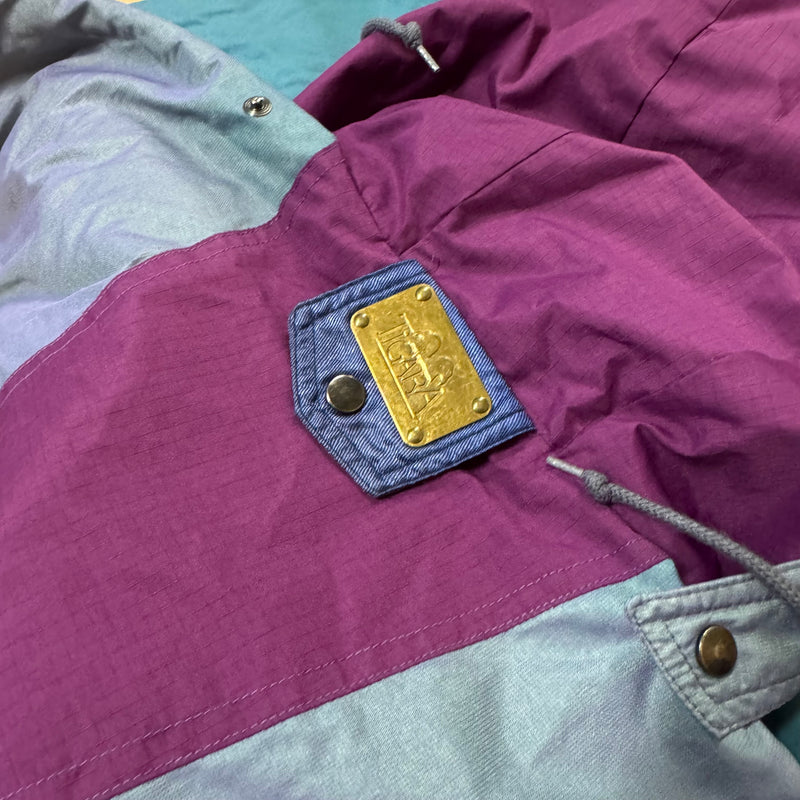 Detailansicht: Sourced limited accessories and clothes Tigara vintage 90s winter jacket – Logo, Nähte oder Material