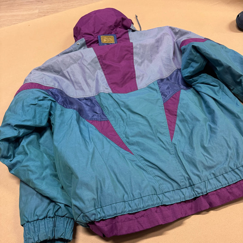 Detailansicht: Sourced limited accessories and clothes Tigara vintage 90s winter jacket – Logo, Nähte oder Material