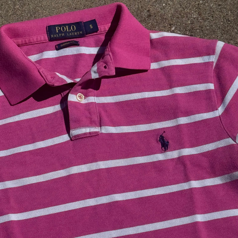 Detailansicht: Sourced limited accessories and clothes Polo Ralph Lauren pink striped polo shirt – Logo, Nähte oder Material