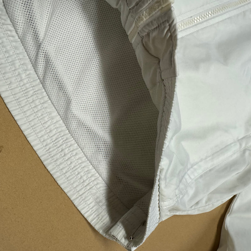 Detailansicht: Sourced limited accessories and clothes Adidas vintage white women’s track jacket – Logo, Nähte oder Material