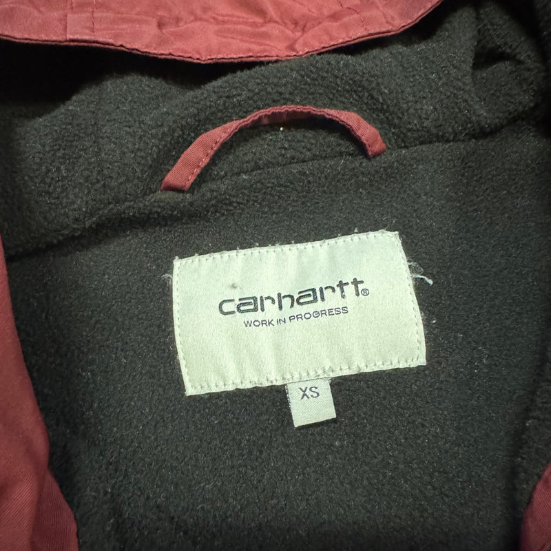 Detailansicht: Sourced limited accessories and clothes Carhartt WIP burgundy retro jacket – Logo, Nähte oder Material