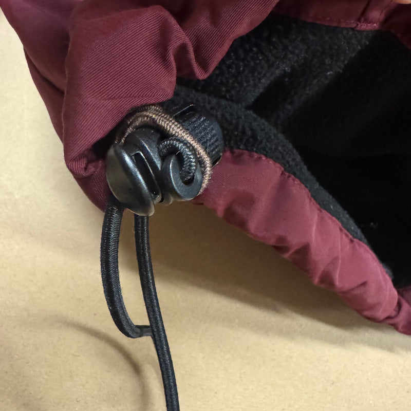 Detailansicht: Sourced limited accessories and clothes Carhartt WIP burgundy retro jacket – Logo, Nähte oder Material