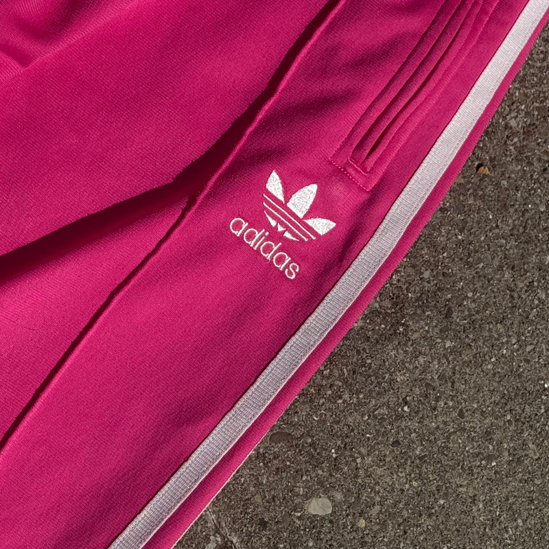 Detailansicht: Sourced limited accessories and clothes Adidas Firebird pink y2k womens track-set – Logo, Nähte oder Material