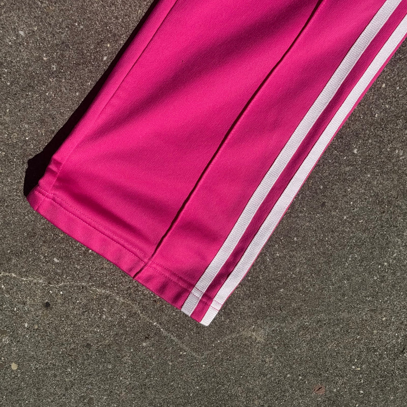 Detailansicht: Sourced limited accessories and clothes Adidas Firebird pink y2k womens track-set – Logo, Nähte oder Material
