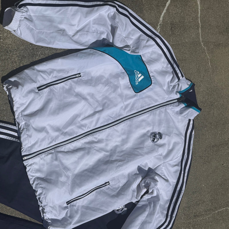 Detailansicht: Sourced limited accessories and clothes Adidas streetwear Real Madrid track set – Logo, Nähte oder Material