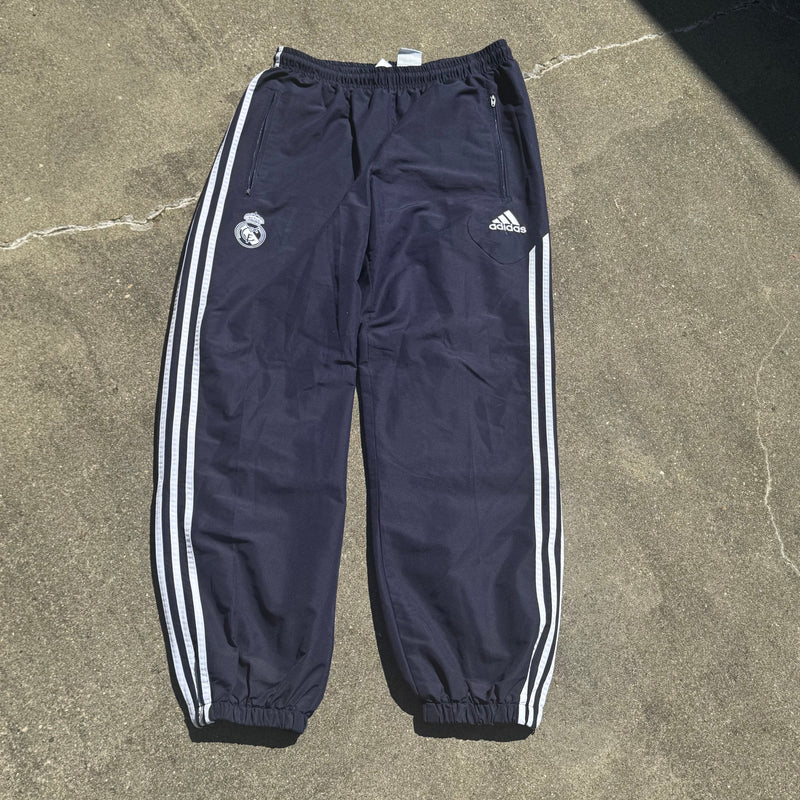 Detailansicht: Sourced limited accessories and clothes Adidas streetwear Real Madrid track set – Logo, Nähte oder Material
