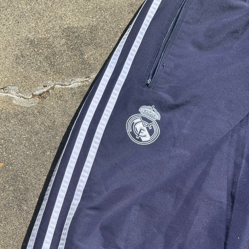 Detailansicht: Sourced limited accessories and clothes Adidas streetwear Real Madrid track set – Logo, Nähte oder Material