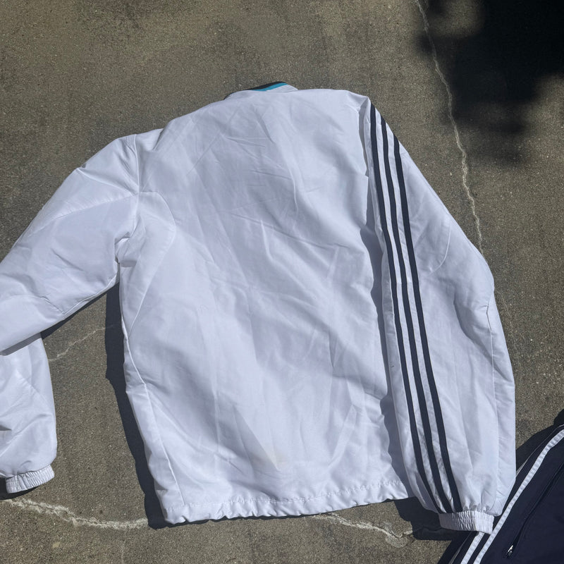 Detailansicht: Sourced limited accessories and clothes Adidas streetwear Real Madrid track set – Logo, Nähte oder Material