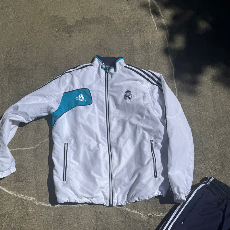 Detailansicht: Sourced limited accessories and clothes Adidas streetwear Real Madrid track set – Logo, Nähte oder Material