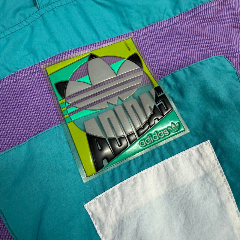 Detailansicht: Sourced limited accessories and clothes Adidas vintage 80s streetwear sweater – Logo, Nähte oder Material