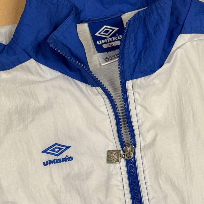 Detailansicht: Sourced limited accessories and clothes Vintage Umbro raincoat – Logo, Nähte oder Material