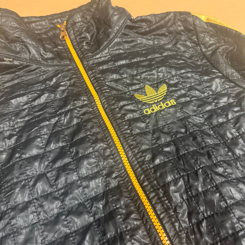 Detailansicht: Sourced limited accessories and clothes Adidas y2k-style black and golden rainjacket – Logo, Nähte oder Material