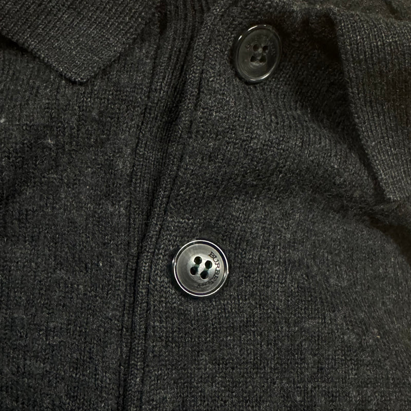 Detailansicht: Sourced limited accessories and clothes Burberry London black on black wool longsleeve – Logo, Nähte oder Material