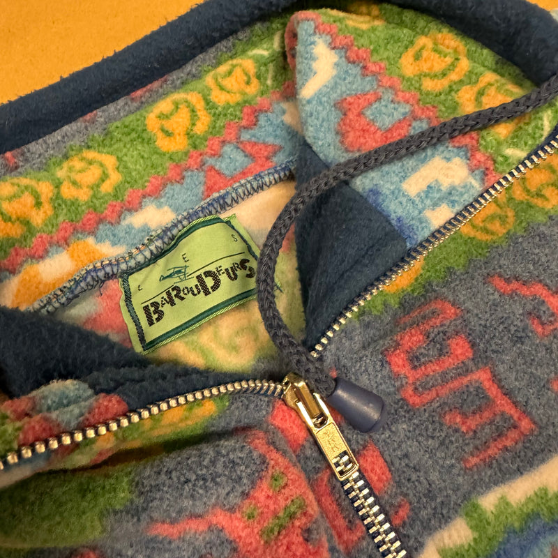 Detailansicht: Sourced limited accessories and clothes Baroudeurs vintage fleece sweater – Logo, Nähte oder Material