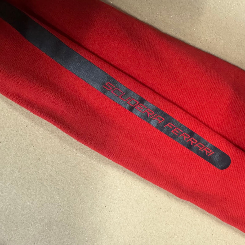 Detailansicht: Sourced limited accessories and clothes Ferrari Scuderia vintage red zip-up – Logo, Nähte oder Material