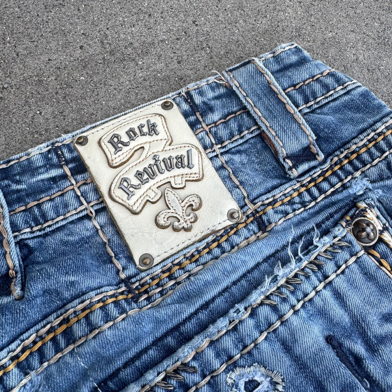 Detailansicht: Sourced limited accessories and clothes Rock Revival ripped and reworked men’s jeans – Logo, Nähte oder Material