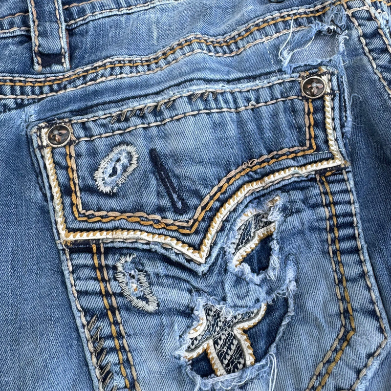 Detailansicht: Sourced limited accessories and clothes Rock Revival ripped and reworked men’s jeans – Logo, Nähte oder Material