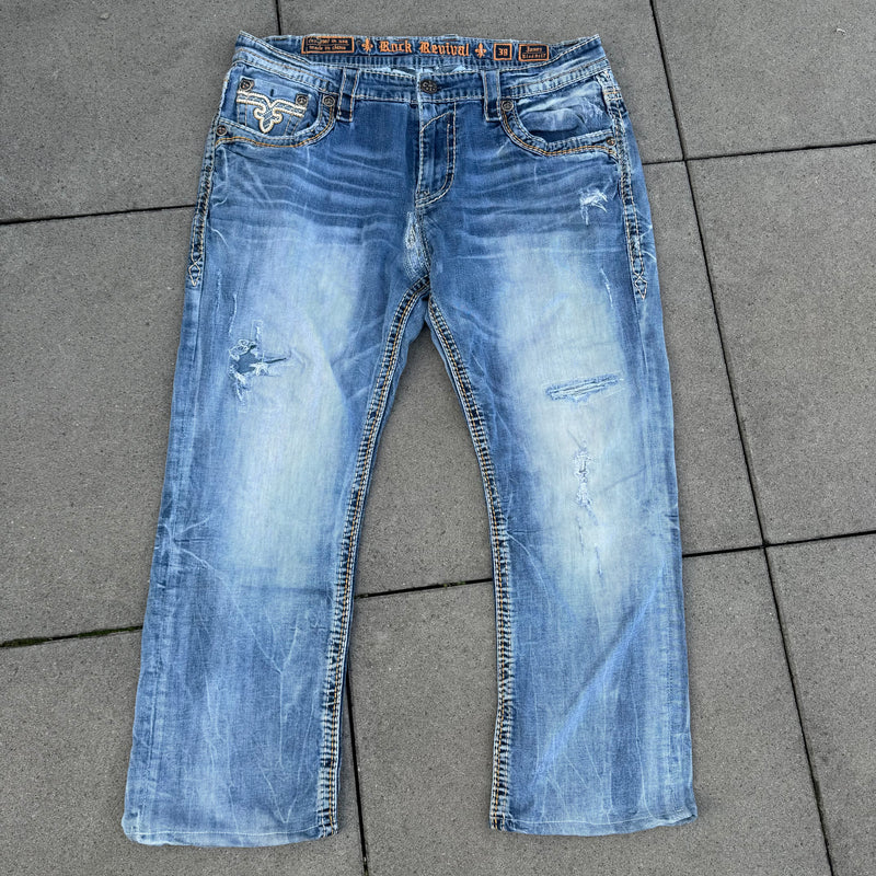 Detailansicht: Sourced limited accessories and clothes Rock Revival ripped and reworked men’s jeans – Logo, Nähte oder Material