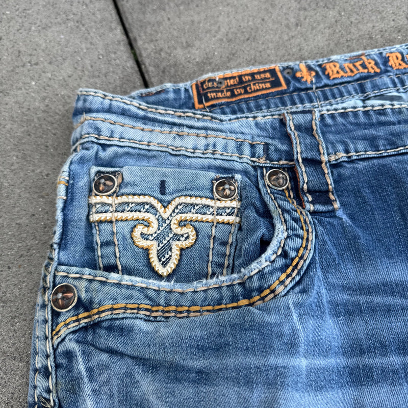 Detailansicht: Sourced limited accessories and clothes Rock Revival ripped and reworked men’s jeans – Logo, Nähte oder Material