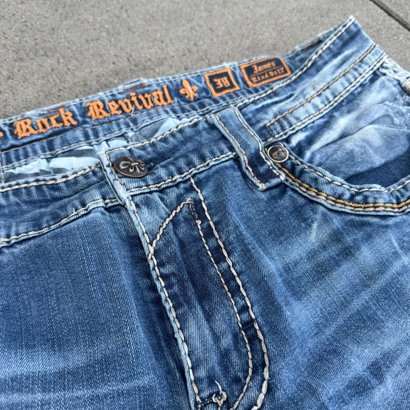 Detailansicht: Sourced limited accessories and clothes Rock Revival ripped and reworked men’s jeans – Logo, Nähte oder Material