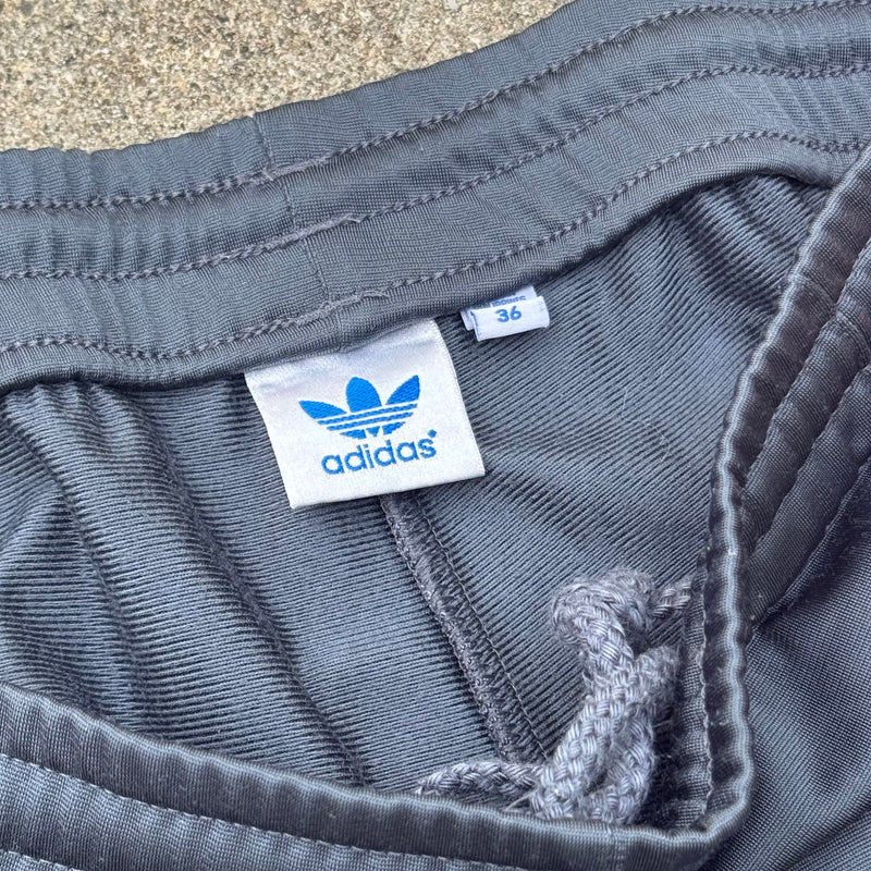 Detailansicht: Sourced limited accessories and clothes Adidas grey y2k Firebird track pants – Logo, Nähte oder Material