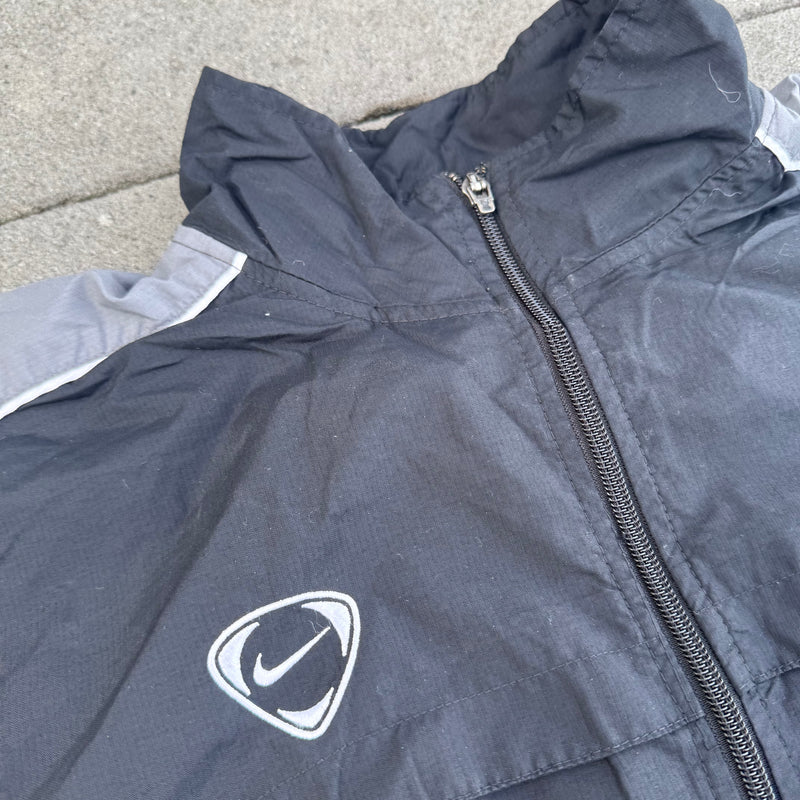 Detailansicht: Sourced limited accessories and clothes Nike Shox streetwear style black rain jacket – Logo, Nähte oder Material