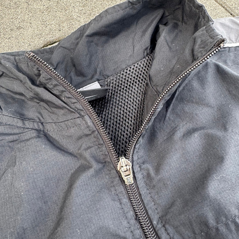 Detailansicht: Sourced limited accessories and clothes Nike Shox streetwear style black rain jacket – Logo, Nähte oder Material