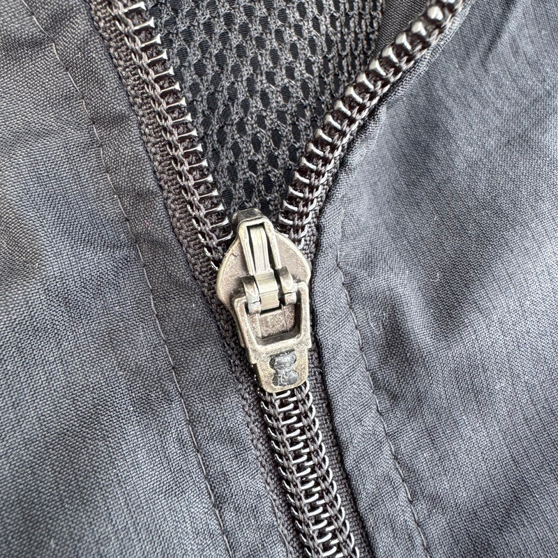 Detailansicht: Sourced limited accessories and clothes Nike Shox streetwear style black rain jacket – Logo, Nähte oder Material