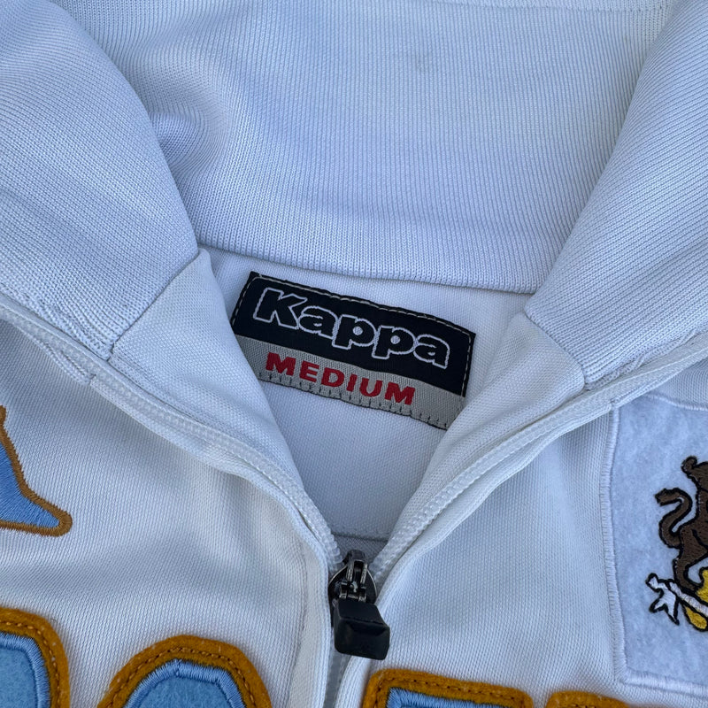 Detailansicht: Sourced limited accessories and clothes Kappa Marseille streetwear style track jacket – Logo, Nähte oder Material