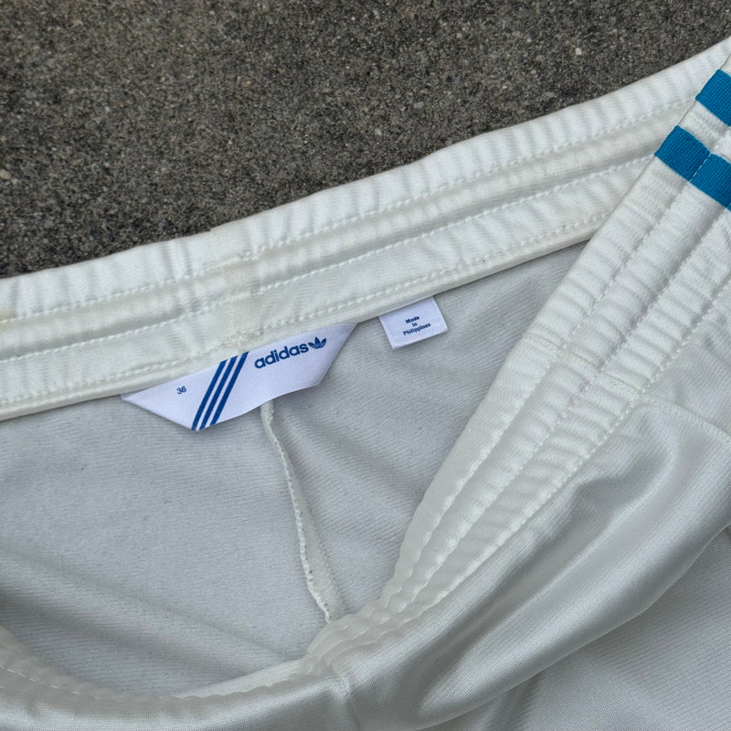 Detailansicht: Sourced limited accessories and clothes Adidas shiny white y2k Firebird track pants – Logo, Nähte oder Material