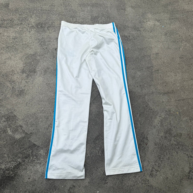 Detailansicht: Sourced limited accessories and clothes Adidas shiny white y2k Firebird track pants – Logo, Nähte oder Material