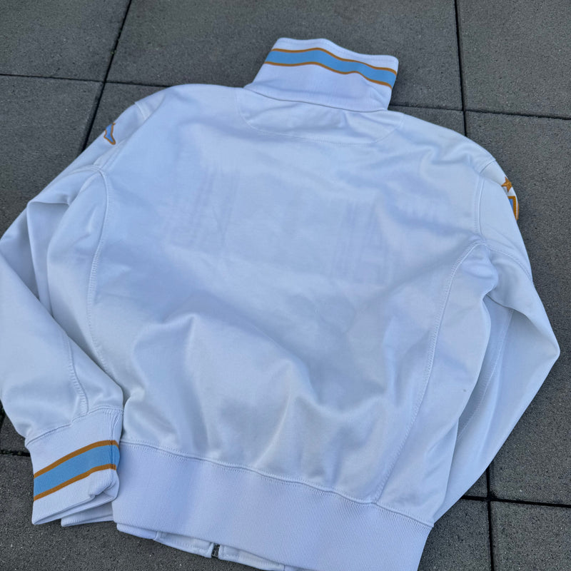 Detailansicht: Sourced limited accessories and clothes Kappa Marseille streetwear style track jacket – Logo, Nähte oder Material