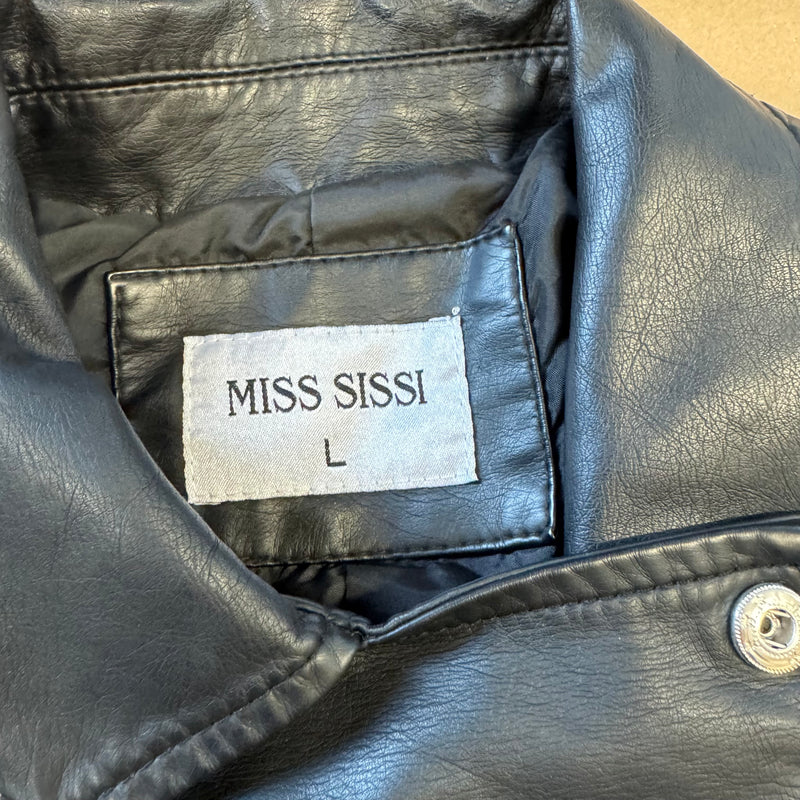 Detailansicht: Sourced limited accessories and clothes Vintage Miss Sissi faux leather jacket – Logo, Nähte oder Material