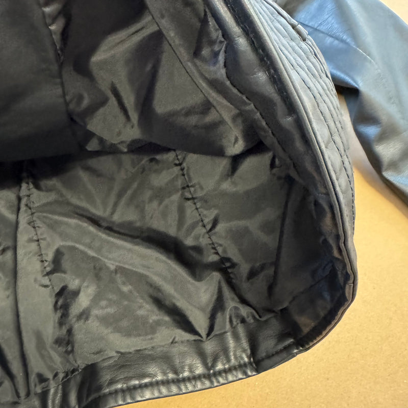 Detailansicht: Sourced limited accessories and clothes Vintage Miss Sissi faux leather jacket – Logo, Nähte oder Material