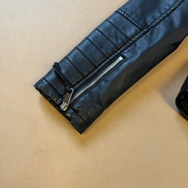 Detailansicht: Sourced limited accessories and clothes Vintage Miss Sissi faux leather jacket – Logo, Nähte oder Material