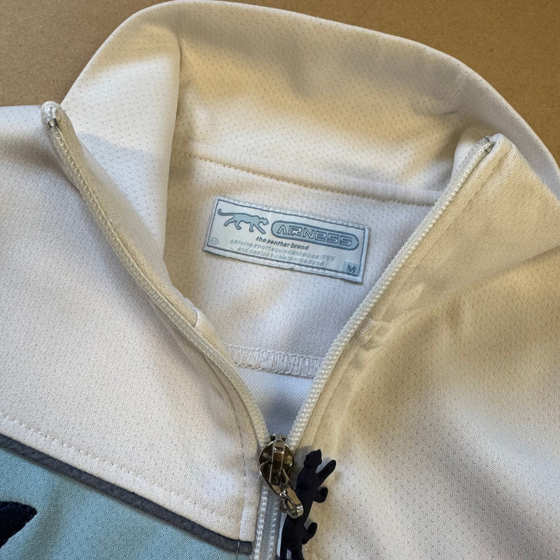 Detailansicht: Sourced limited accessories and clothes Airness streetwear style women’s track jacket – Logo, Nähte oder Material