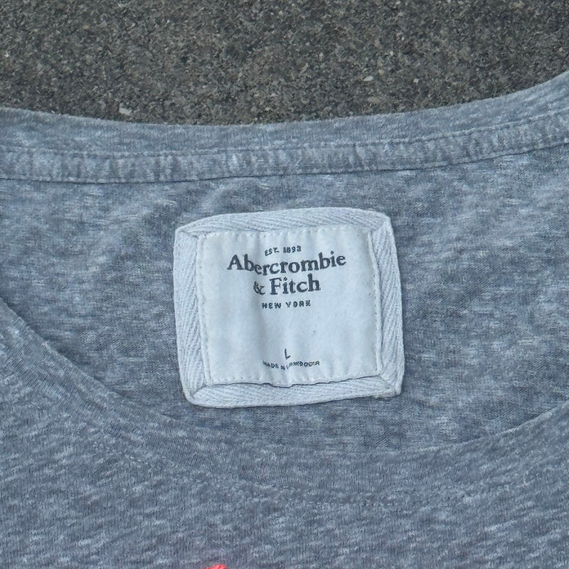 Detailansicht: Sourced limited accessories and clothes Abercrombie & Fitch y2k womens long t-shirt – Logo, Nähte oder Material