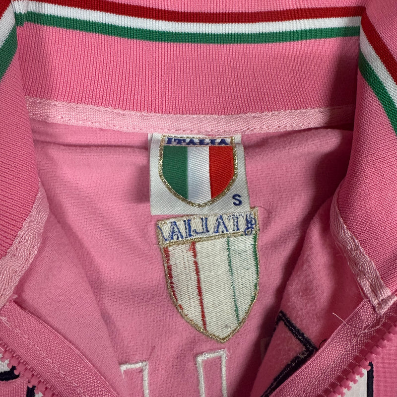 Detailansicht: Sourced limited accessories and clothes Italia pink streetwear style track jacket – Logo, Nähte oder Material